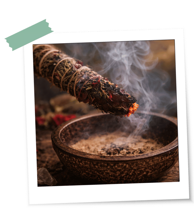 Ein Räucherstick wird in einem Ritual über einer Schale geräuchert