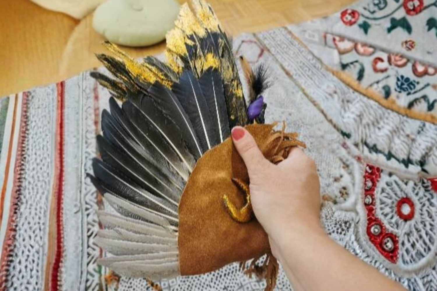 Ein ritueller Räucherfächer aus Federn, Knochen und Naturmaterialien