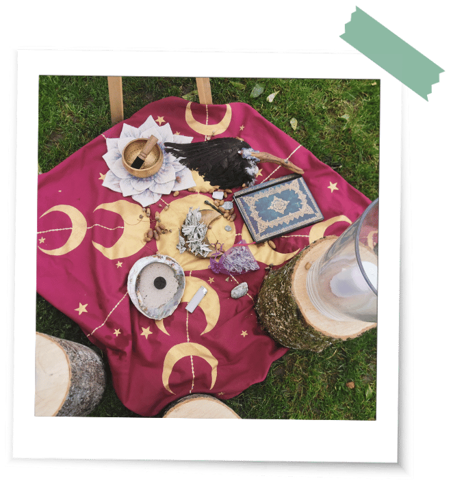 LaLuna-Ritualtuch als Mittelpunkt eines Rituals mit Mondphasen