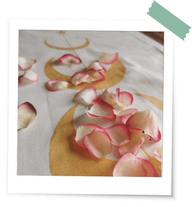 LaLuna-Ritualtuch mit Rosenblättern in ritueller Atmosphäre