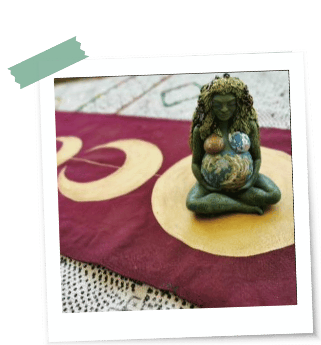 Spirituelle Elemente auf einem dunkelroten LaLuna-Ritualtuch