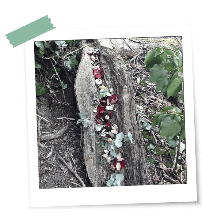 Weibliches Blut auf einem Baum mit Blüten und schönen Blättern in einem Ritual