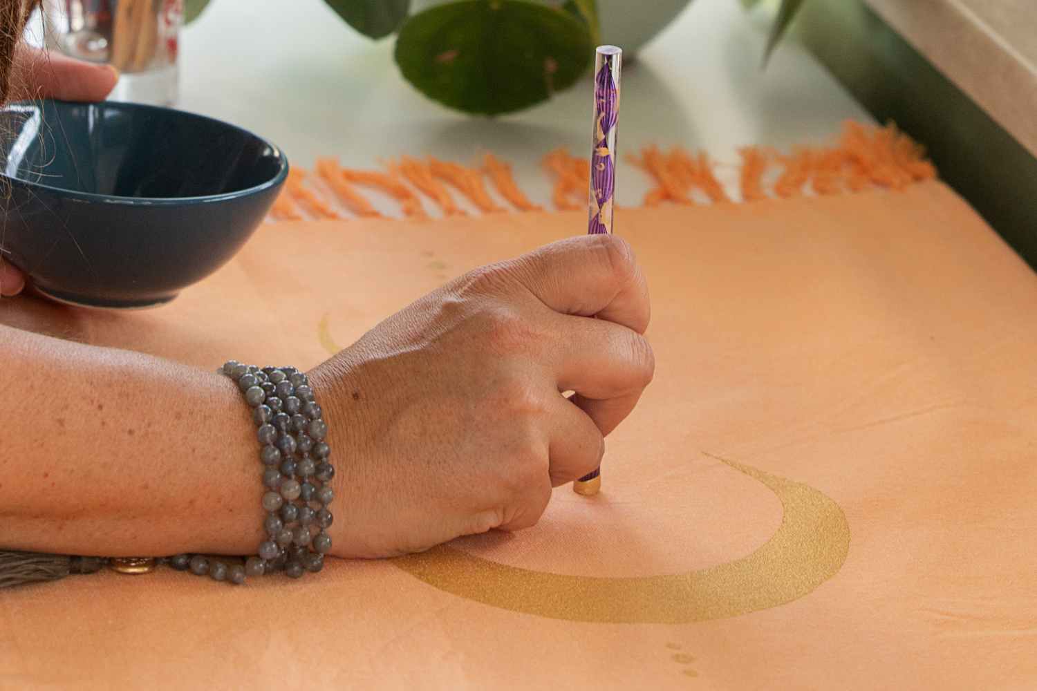 Handbemalung eines LaLuna-Ritualtuchs mit Mondphasen