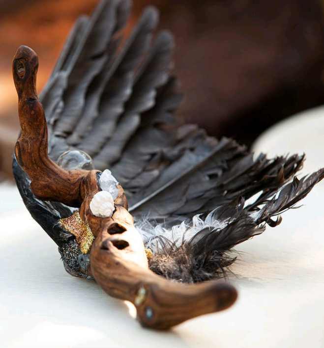 Handgefertigter Räucherfächer aus einem Rabenflügel mit Olivenholzstab und Ritualelementen