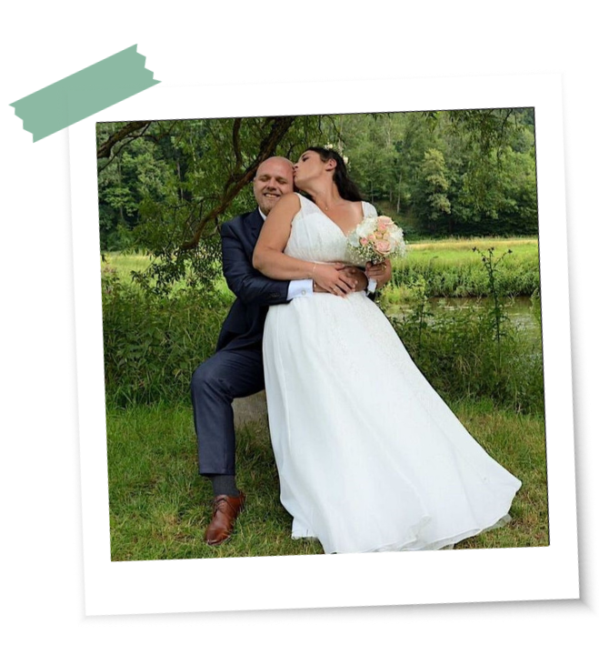 Freie Hochzeit Sabrina und Thomas Brautpaar umarmt sich nach der freien Trauung in der Natur