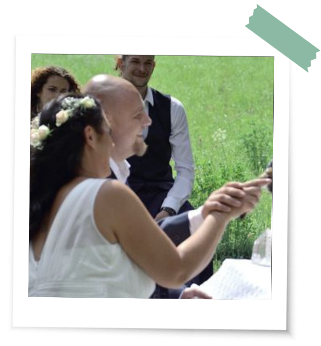 Freie Trauung Ritual Hochzeit Sabrina und Thomas Brautpaar tauscht Ringe während einer freien Trauung im Grünen