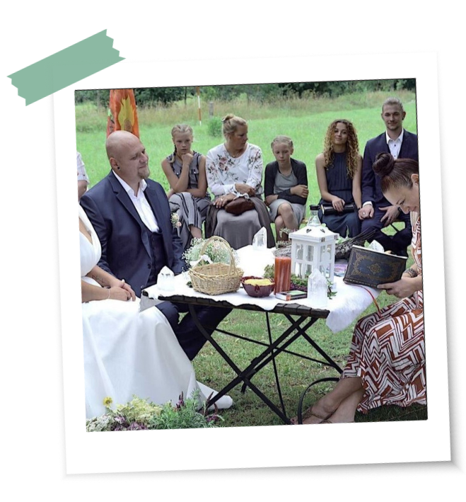 Freie Trauung Sabrina und Thomas Zeremonie einer freien Trauung im Kreis mit rituellen Gegenständen und Dekoration