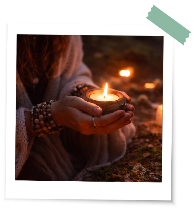 Abschiedsrituale Ideen und Tipps Kerze Hände halten eine brennende Kerze als Symbol für das Loslassen bei einem Abschiedsritual