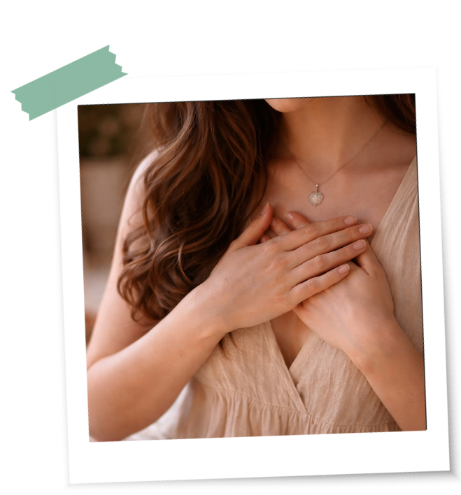 selbstlieberitual-ein-weg-in-die-selbstliebe Eine Frau berührt ihr Herz mit ihren Händen als Zeichen eines Selbstliebe-Rituals