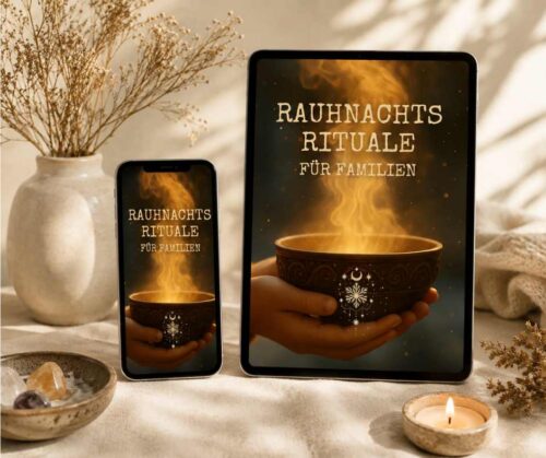 Rauhnachtsrituale für Familien E-Book & Meditationen auf dem Handy und dem Tablet vor beigefarbener Wand mit Vase und Ritualgegenständen