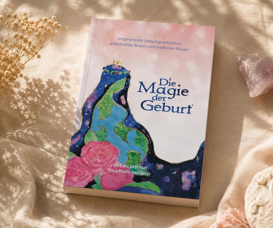 Das Buch "Die Magie der Geburt" liegt auf einem beigefarbenen Hintergrund mit Tüchern und Trockenblumen