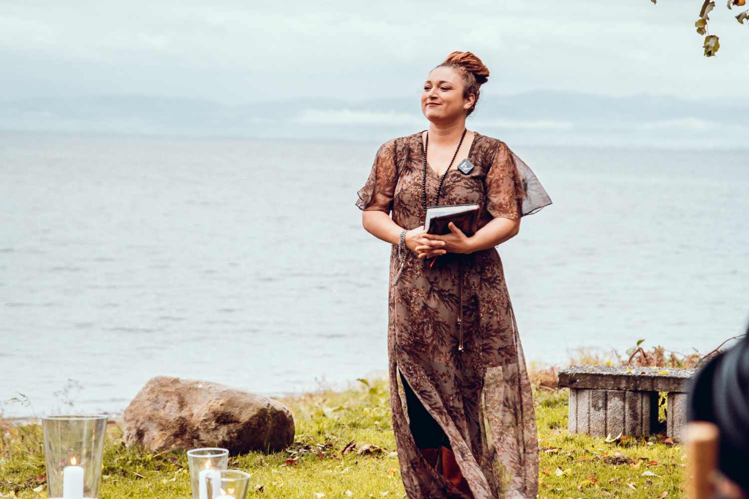 Ritualbegleiterin führt eine Zeremonie in der Natur durch - Symbol für den Unterschied zwischen Ritual und Zeremonie