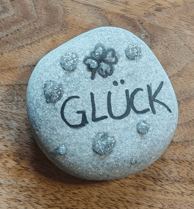 Glückssteine gestalten ein Familienritual fürs neue Jahr