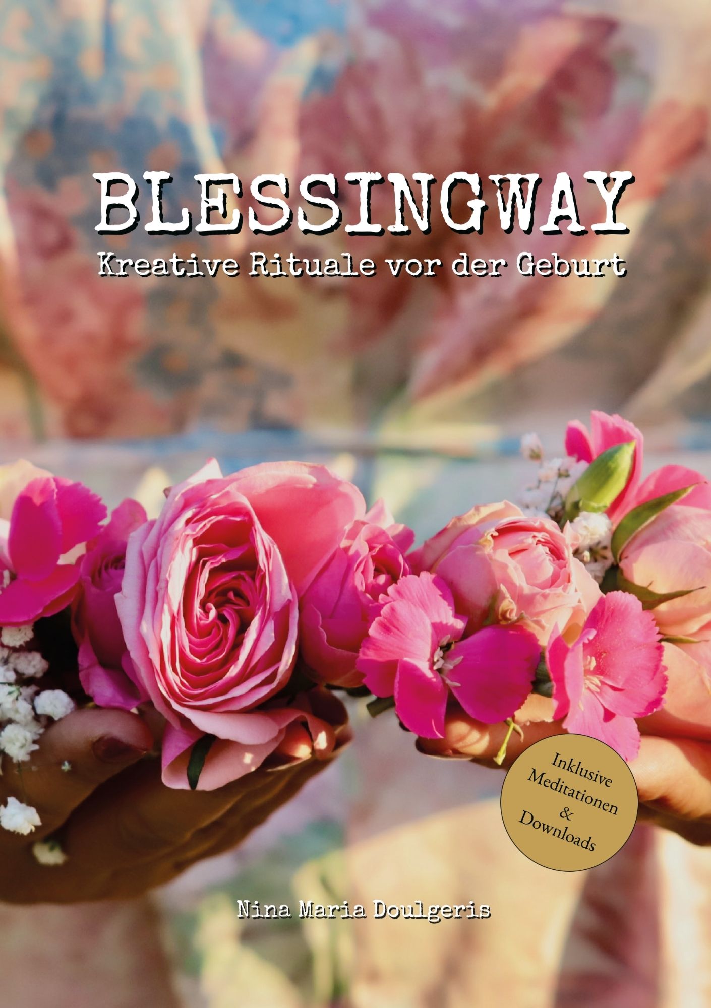 Frauenhände halten einen pinkfarbenen Blumenkranz als Zeichen für eine Blessingway-Zeremonie