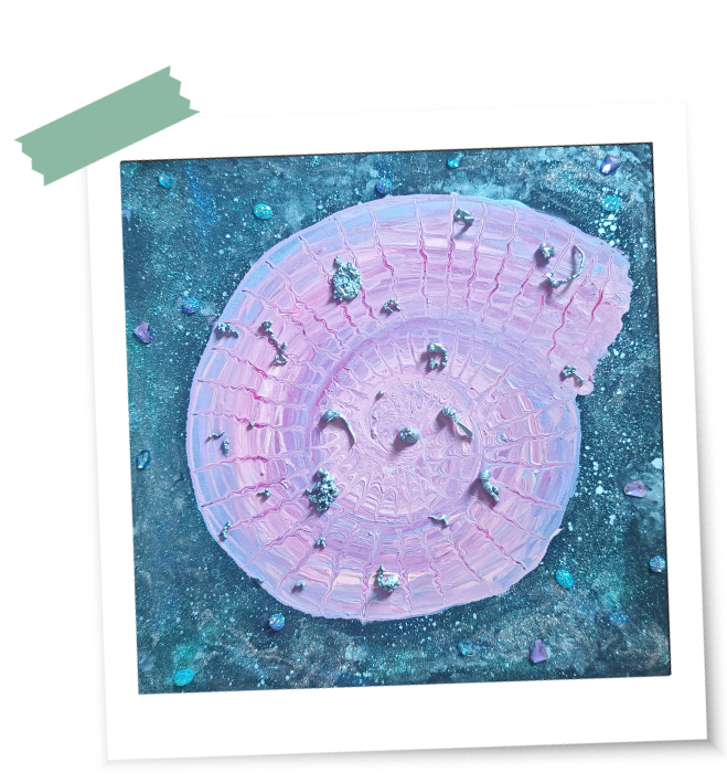 Individuell gestaltete Rauhnachtsspirale mit Farben und Wachsorakel-Elementen als kreatives Ritual für das neue Jahr