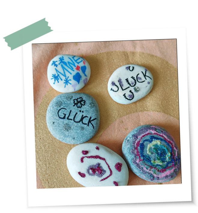 Unterschiedlich gestaltete Glückssteine in einem Ritual entstanden zu den Rauhnächten