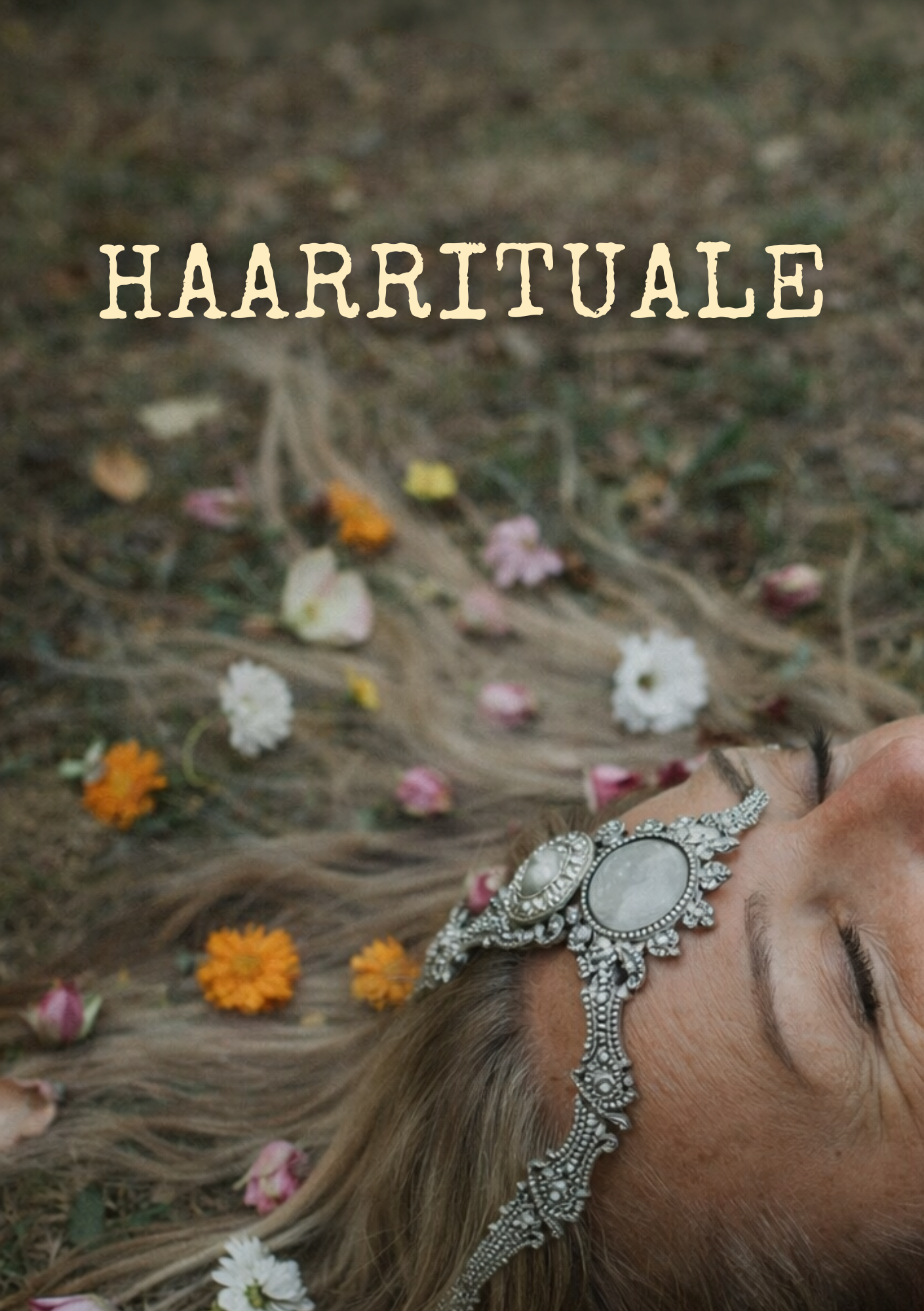 Frau liegt auf dem Boden, ihre ausgebreiteten Haare sind geschmückt als Zeichen für Haarrituale