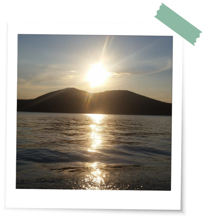 Ein Sonnenuntergang am Strand wo ein persönliches Dankbarkeitsritual zelebriert wurde