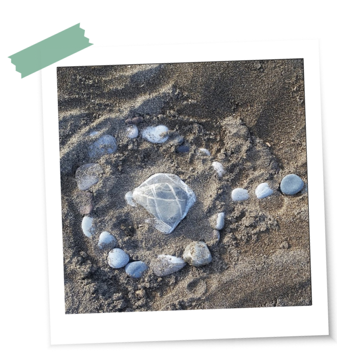 Persönliches Dankesritual Strand Ein Steinkreis am Strand als Zeichen für ein persönliches Dankbarkeitsritual