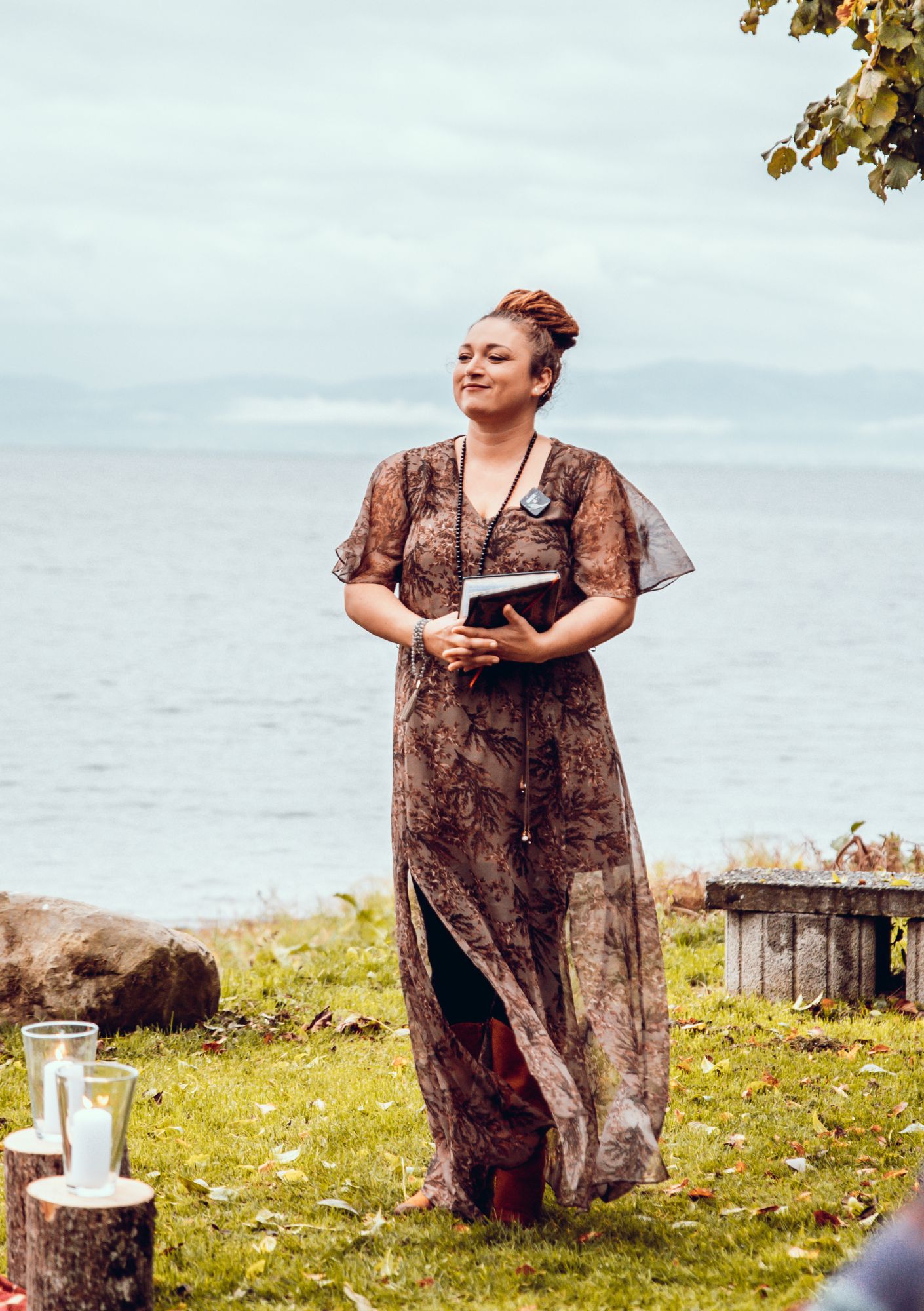Ritualbegleiterin in der Natur am Wasser - persönliche Begleitung für Übergänge und Lebensrituale