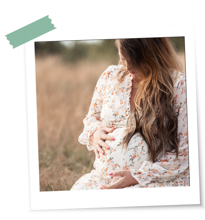 blessingway-was-ist-das Hände ruhen liebevoll auf dem Bauch einer schwangeren Frau während eines Blessingway-Rituals