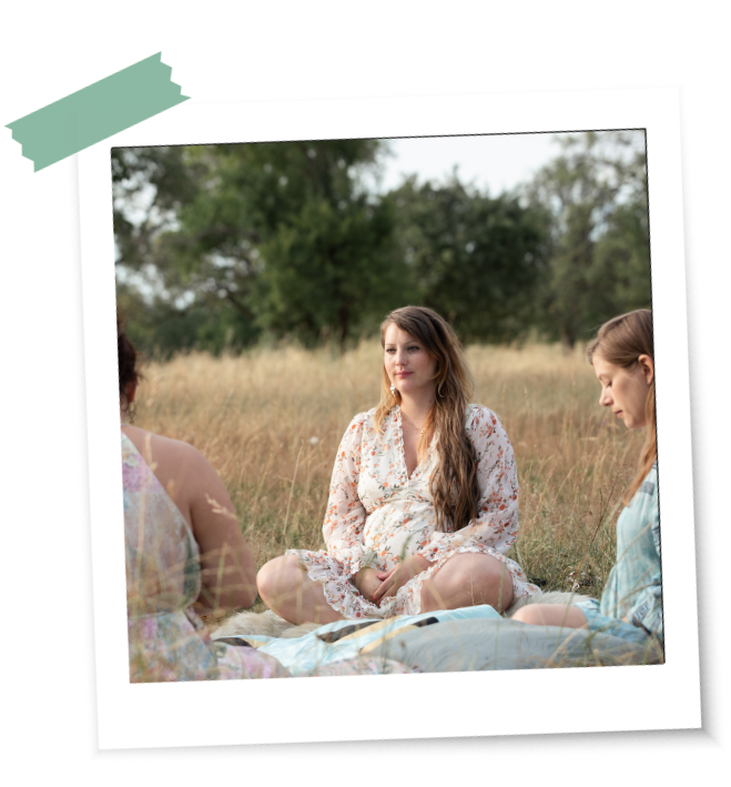 was-ist-ein-blessingway-ritual Schwangere bei einem Blessingway-Ritual in der Natur im Kreis von anderen Frauen