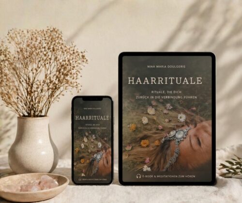 Haarrituale E-Book auf Tablet und Smartphone, auf beigefarbenem Hintergrund mit Vase und Ritualgegenständen
