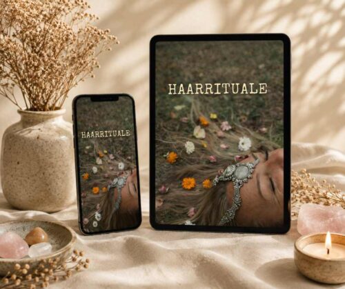 Haarrituale auf Handy und Tablet vor beigefarbenem Hintergrund mit Stoffen und Kerze