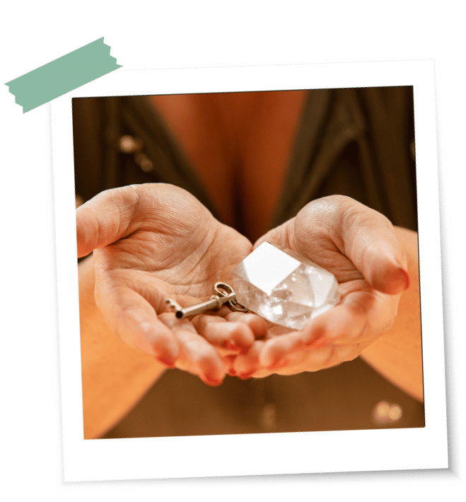 Was ist ein Ritual Kristall Zwei Hände halten einen Kristall und einen Schlüssel mit der Frage: Was ist ein Ritual?