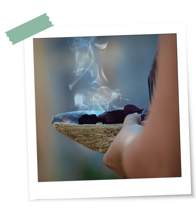 Was ist ein Ritual Räuchern Frau hält eine Schale mit Räucherwerk und Rauch in der Hand in einem Ritual