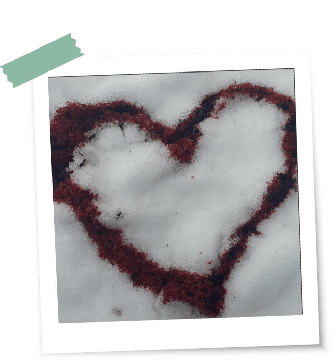 Bei einem Ritual zu Ehren des eigenen weiblichen Bluts wird ein Herz aus Blut in den Schnee gelegt