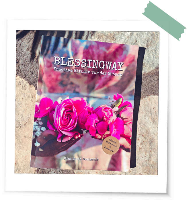 Das Buch Blessingway vor Steinboden und einem Schatten eines Blattes