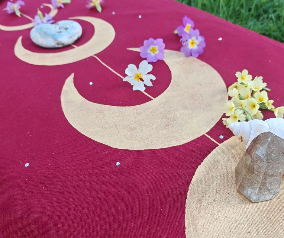 Angebot LaLuna-Ritualtücher Ritualwelt Ein pinkfarbenes LaLuna-Ritualtuch liegt auf der Wiese mit Blüten und Steinen als Dekoration der Mondphasen