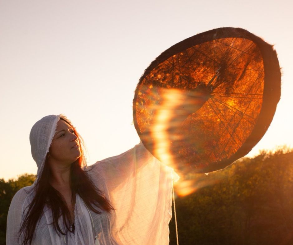 Angebot Ritualbegleitung Ritualwelt Priesterin im Abendlicht mit Trommel in einem Ritual