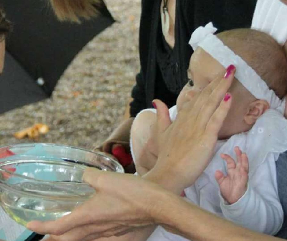 Freie Taufe Stuttgart Ritualbegleitung Ein Baby wird bei einer Freien Taufe mit Wasser gesegnet in einem Ritual