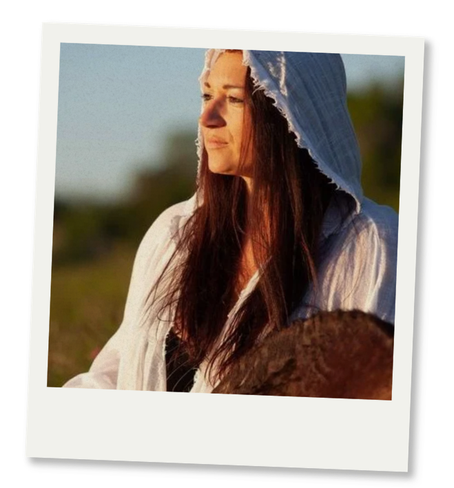 Startseite Ritualwelt Priesterin schaut in die Weite in einem Ritual