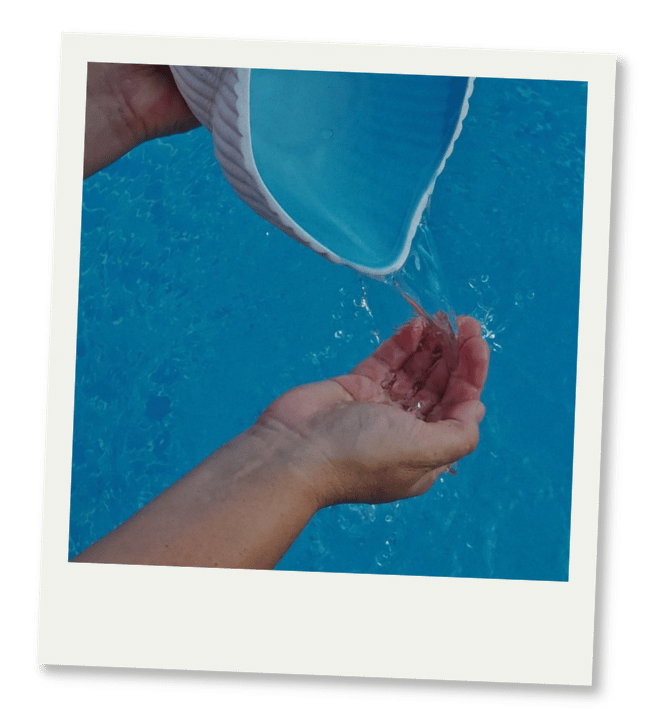 Wasserritual Hände Wasserritual mit Händen und Muschelschalen