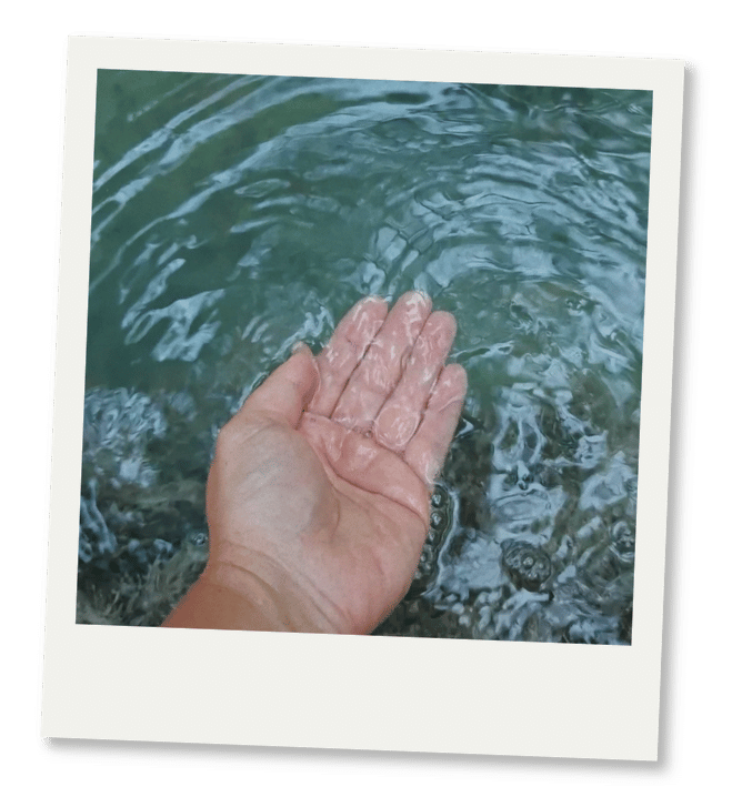 Wasserritual Hand Hand in Wasser bei einem Wasserritual